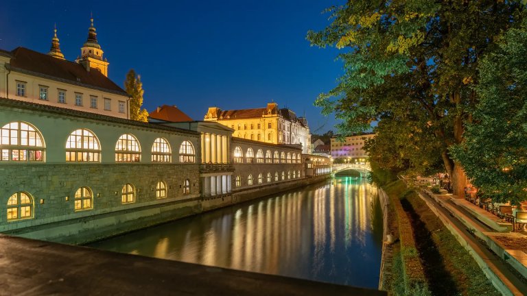 Das Bild zeigt die Markthallen  entlang des Flusses Ljubljanica im Zentrum von Ljubljana, der Hauptstadt Sloweniens. und dient zur Demonstration zur Linienführung in der Fotografie